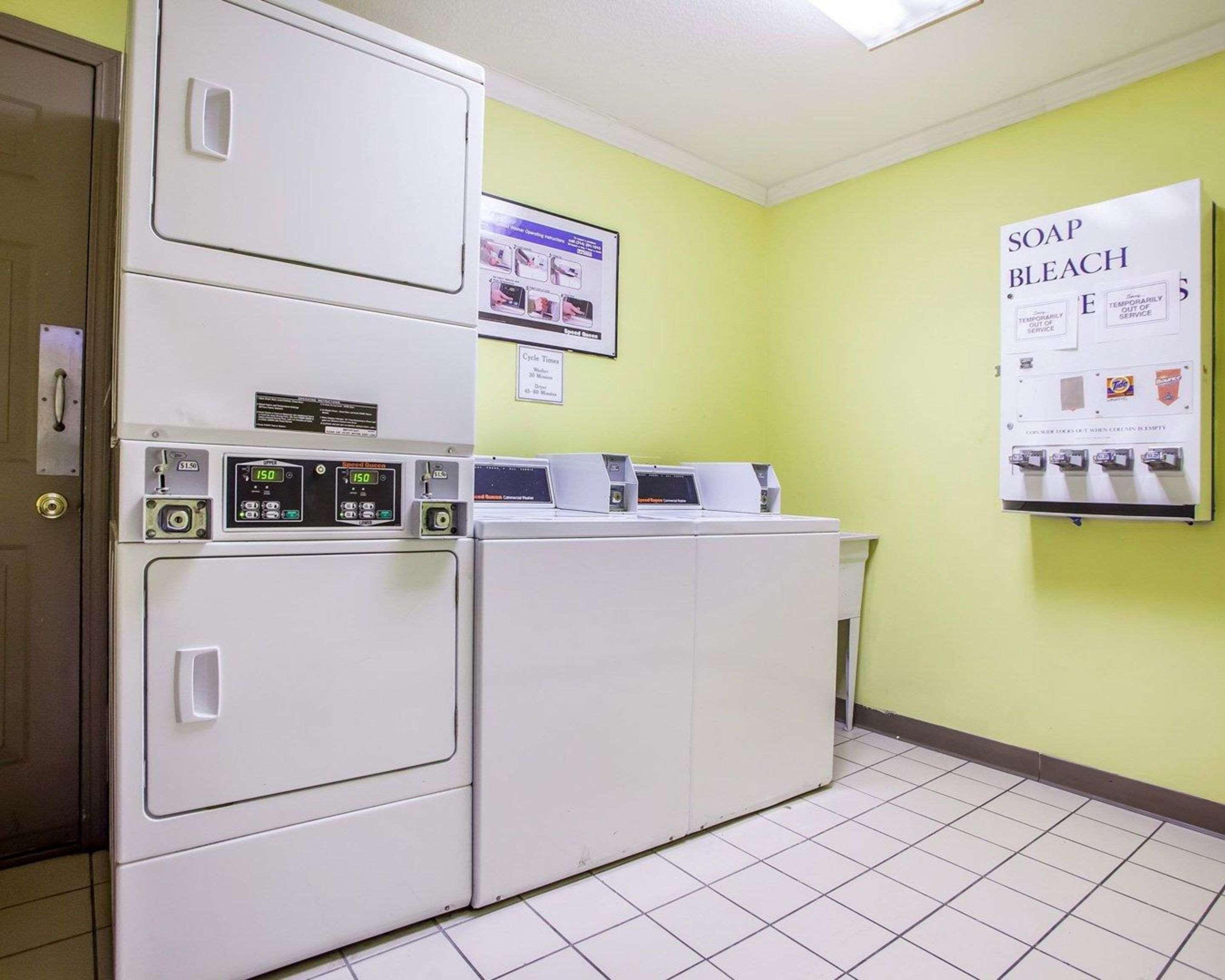 Quality Inn Airport Woodson Terrace Extérieur photo