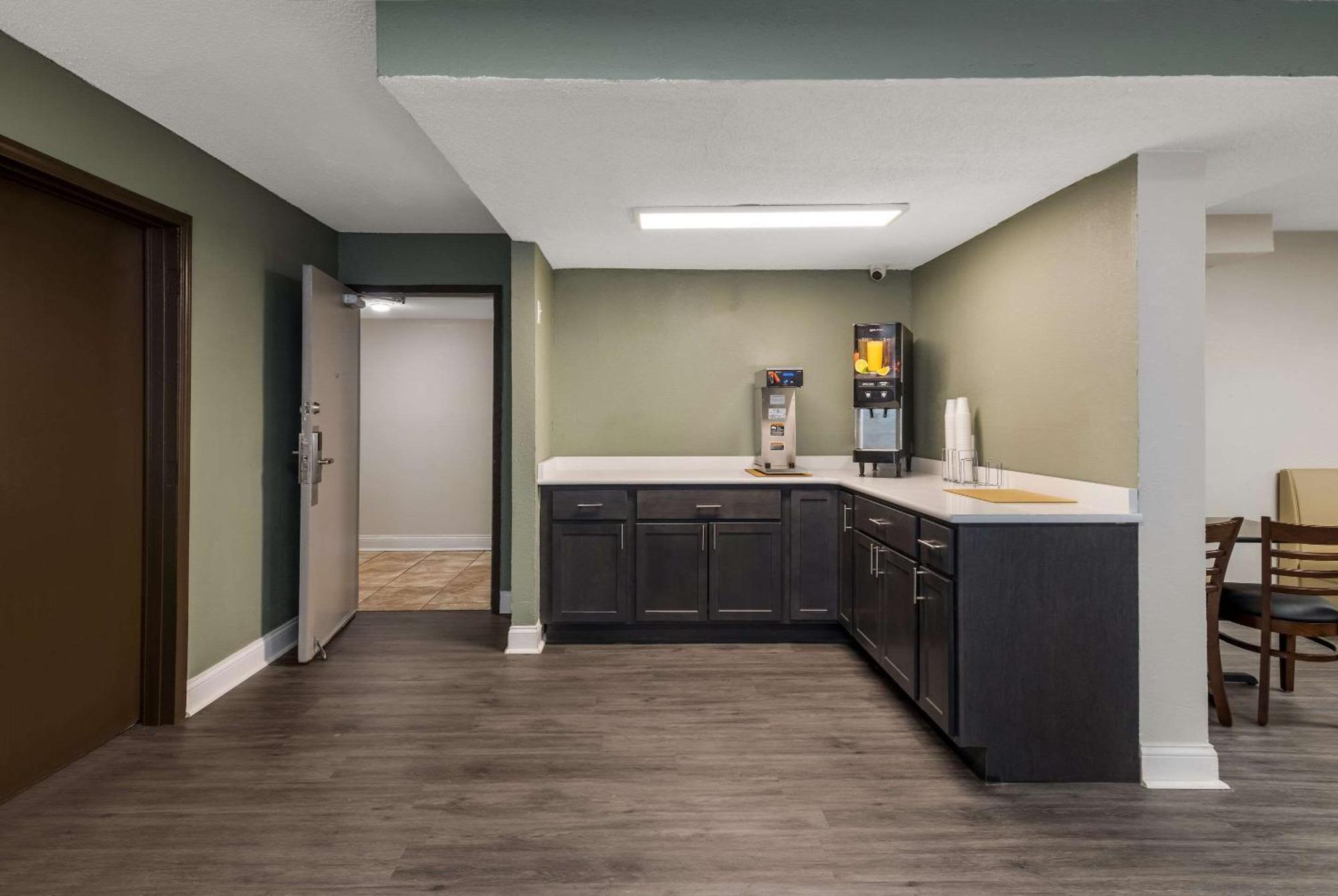 Quality Inn Airport Woodson Terrace Extérieur photo