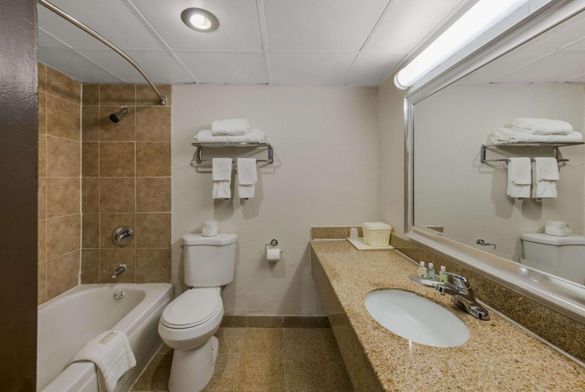 Quality Inn Airport Woodson Terrace Extérieur photo