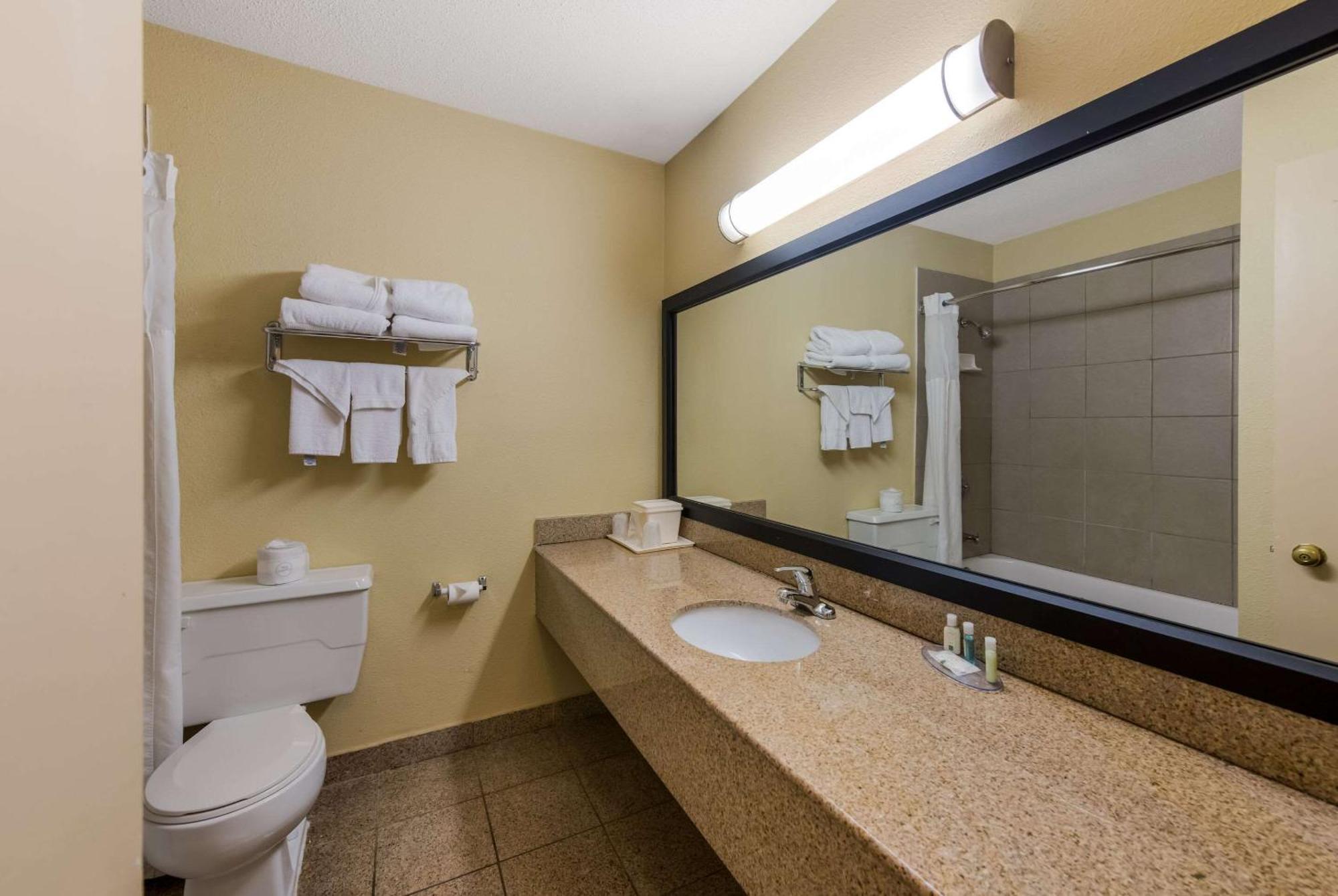 Quality Inn Airport Woodson Terrace Extérieur photo