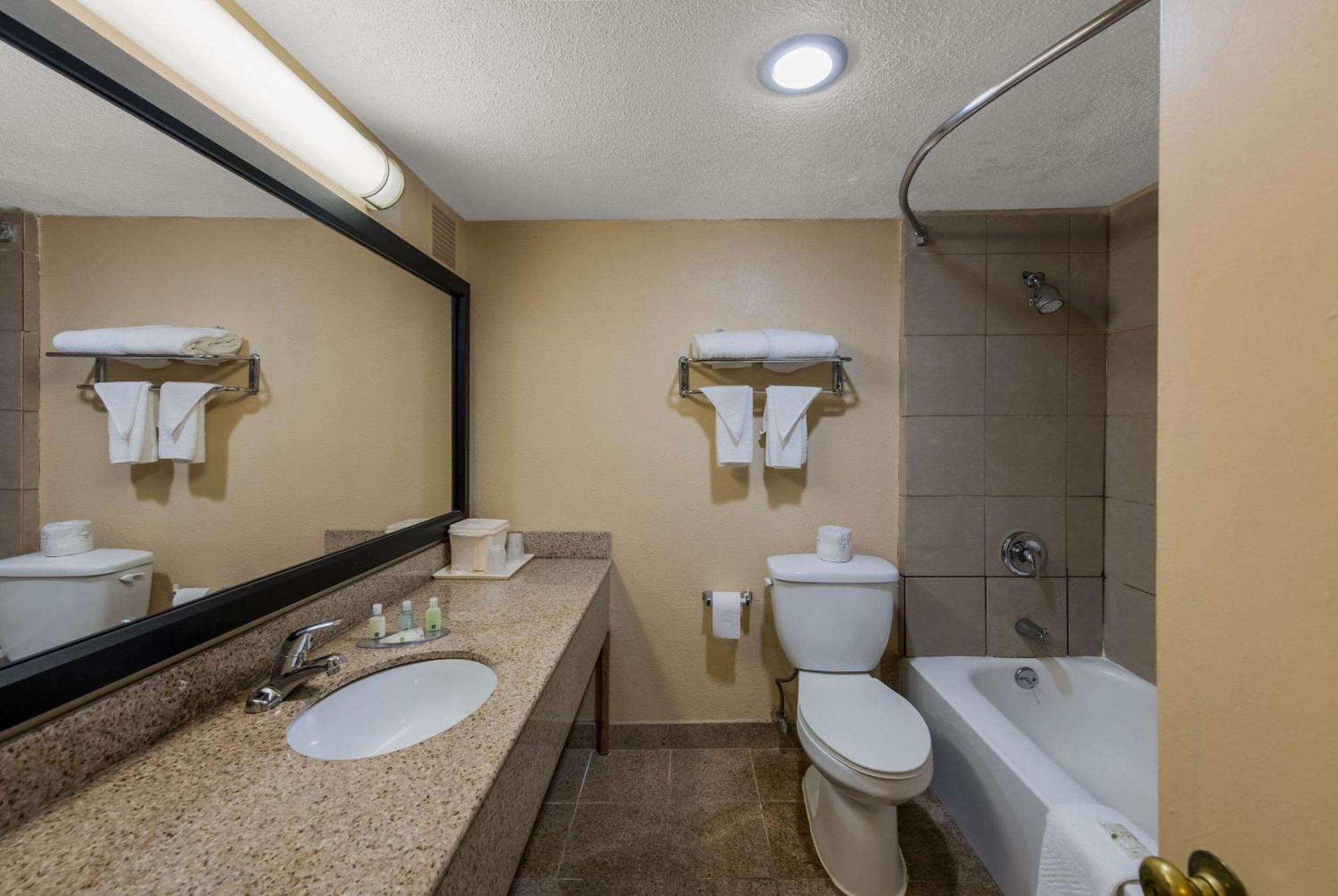 Quality Inn Airport Woodson Terrace Extérieur photo