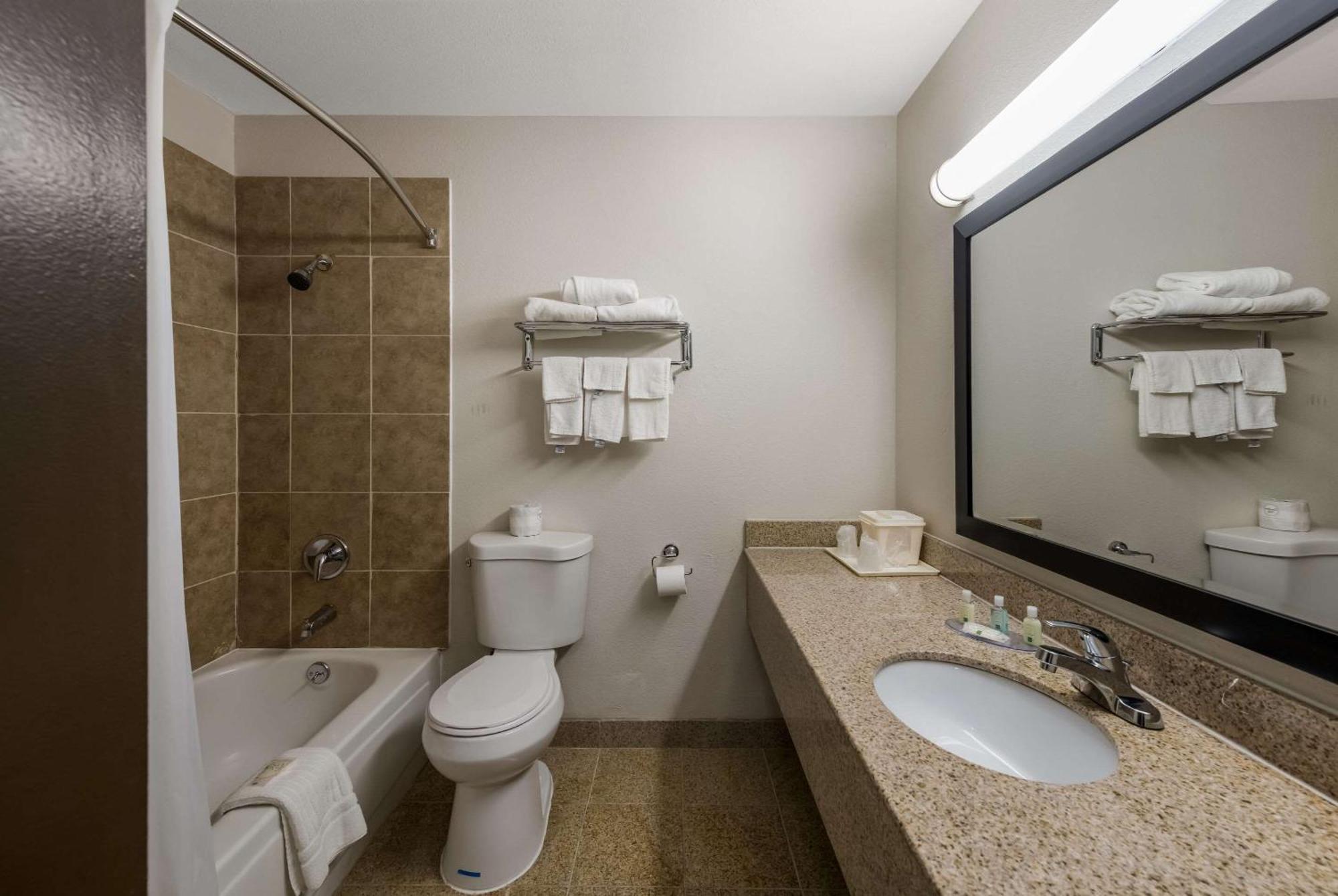 Quality Inn Airport Woodson Terrace Extérieur photo