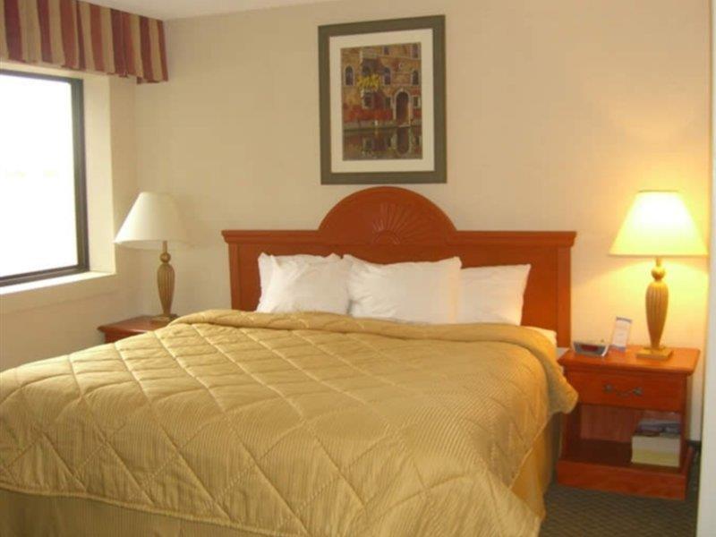 Quality Inn Airport Woodson Terrace Extérieur photo