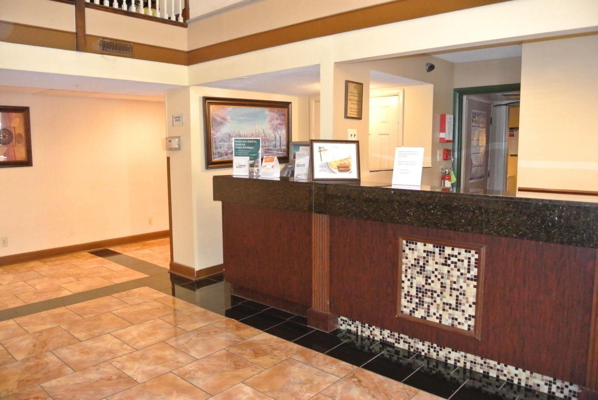 Quality Inn Airport Woodson Terrace Extérieur photo