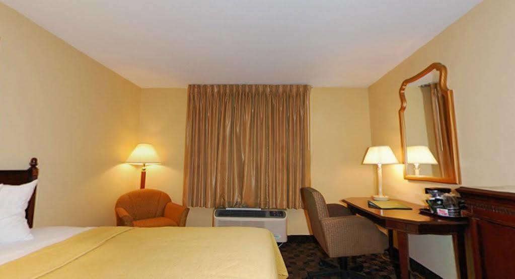 Quality Inn Airport Woodson Terrace Extérieur photo