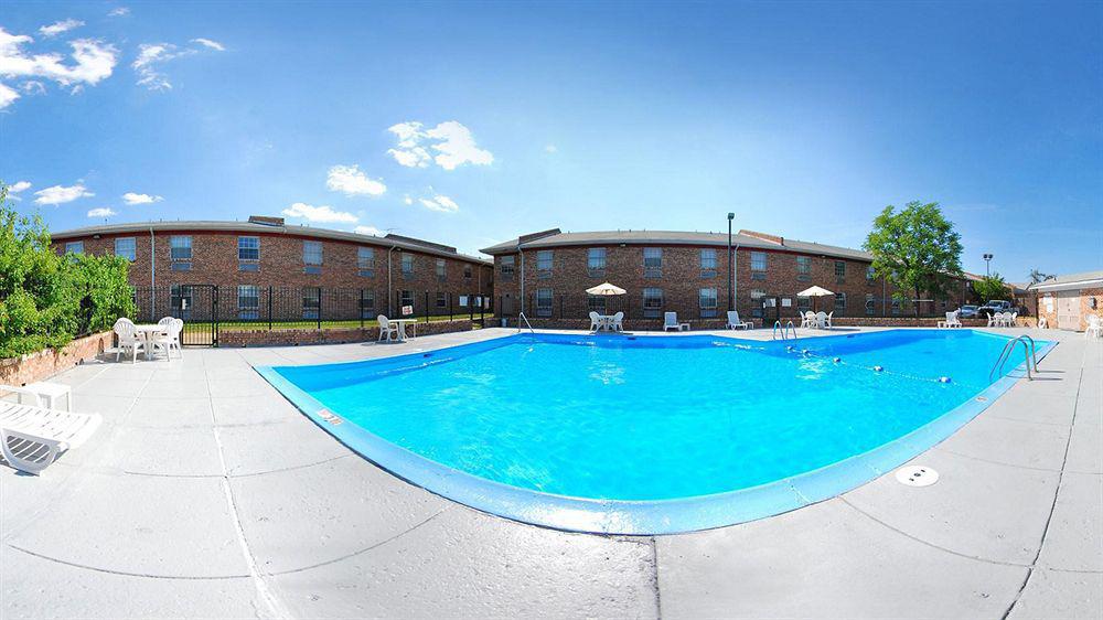 Quality Inn Airport Woodson Terrace Extérieur photo